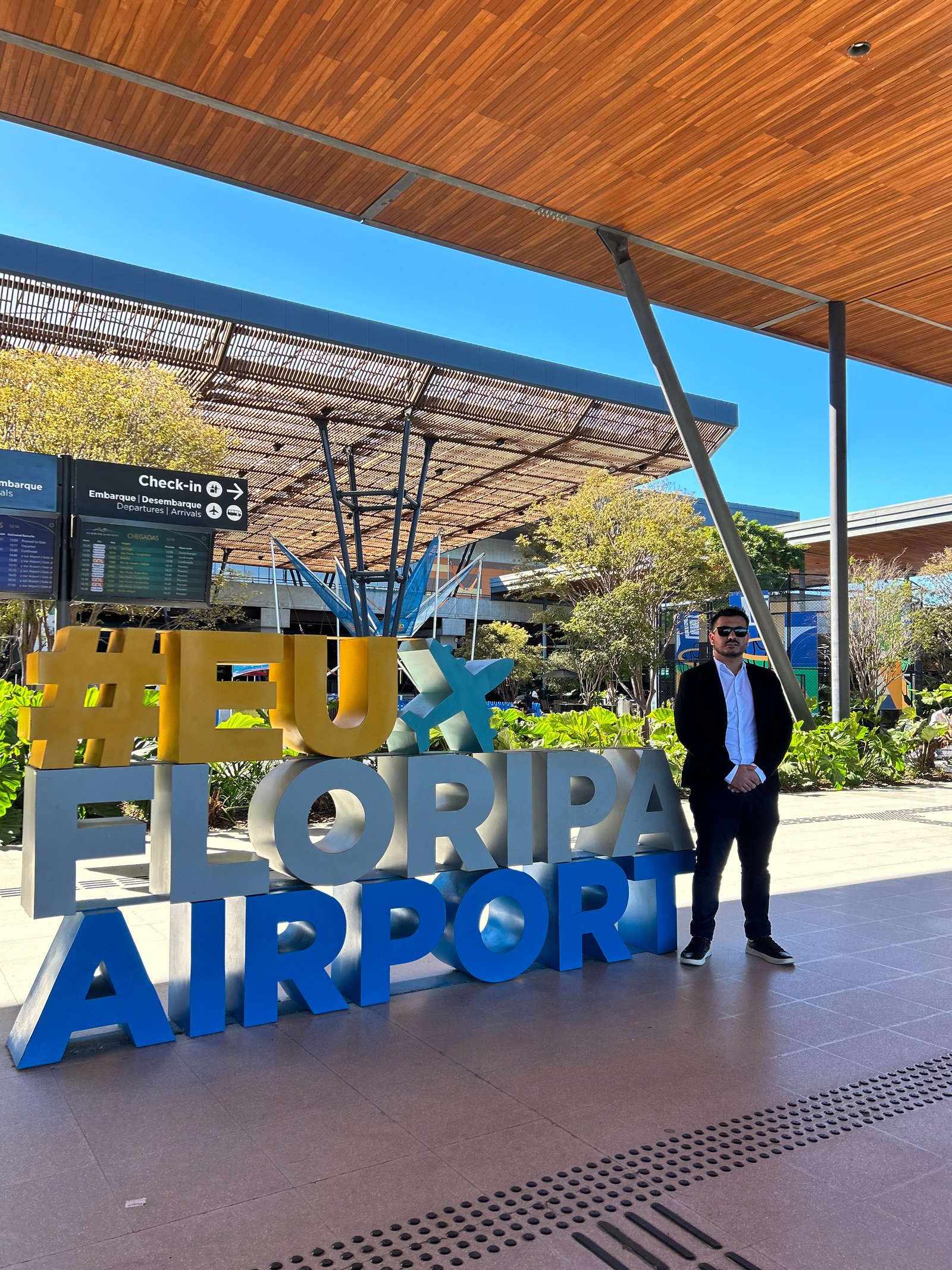 Motorista da Douglas Transfer no Aeroporto de Florianópolis